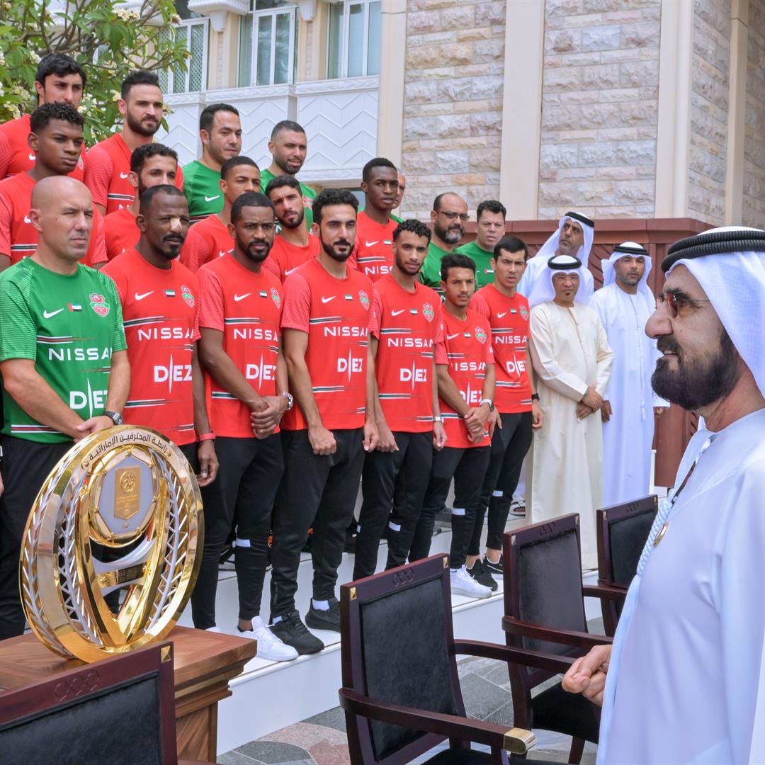محمد بن راشد يستقبل فريق شباب الأهلي بمناسبة الفوز بلقب دوري المحترفين للمرة الثامنة