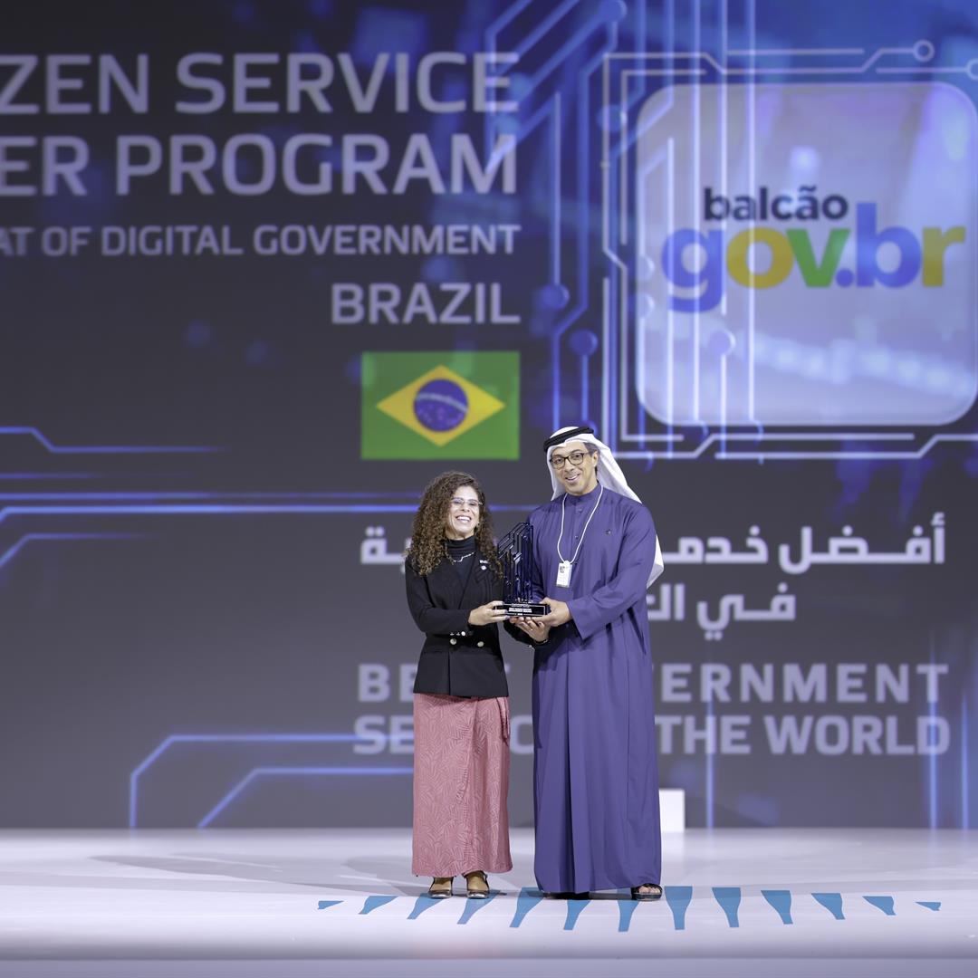 بحضور محمد بن راشد .. منصور بن زايد يكرّم الفائزين بجائزتيّ تكنولوجيا الحكومات وأفضل التطبيقات الحكومية