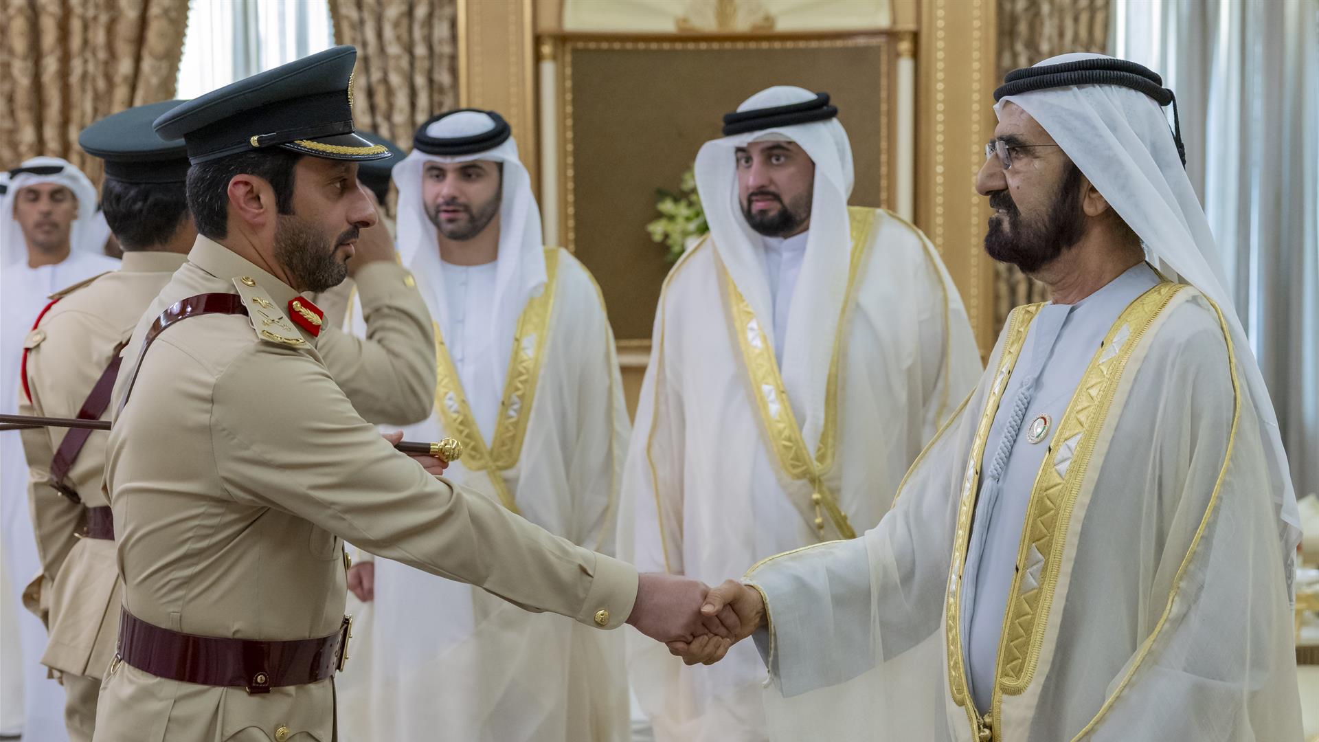 محمد بن راشد يستقبل المهنئين بعيد الأضحى المبارك