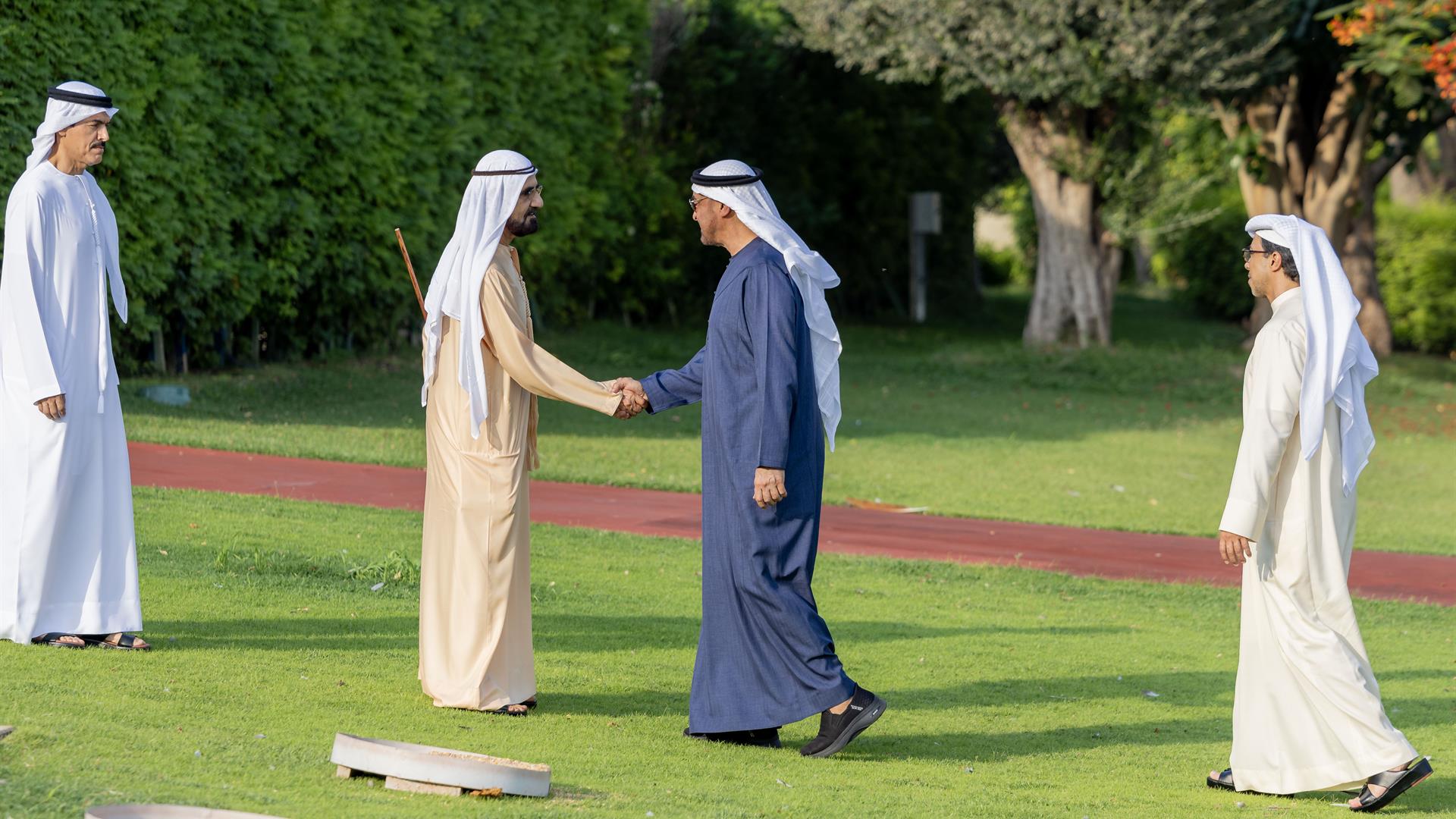 رئيس الدولة ومحمد بن راشد يبحثان جهود تعزيز  التنمية الوطنية والازدهار الذي يحققه الاقتصاد الوطني