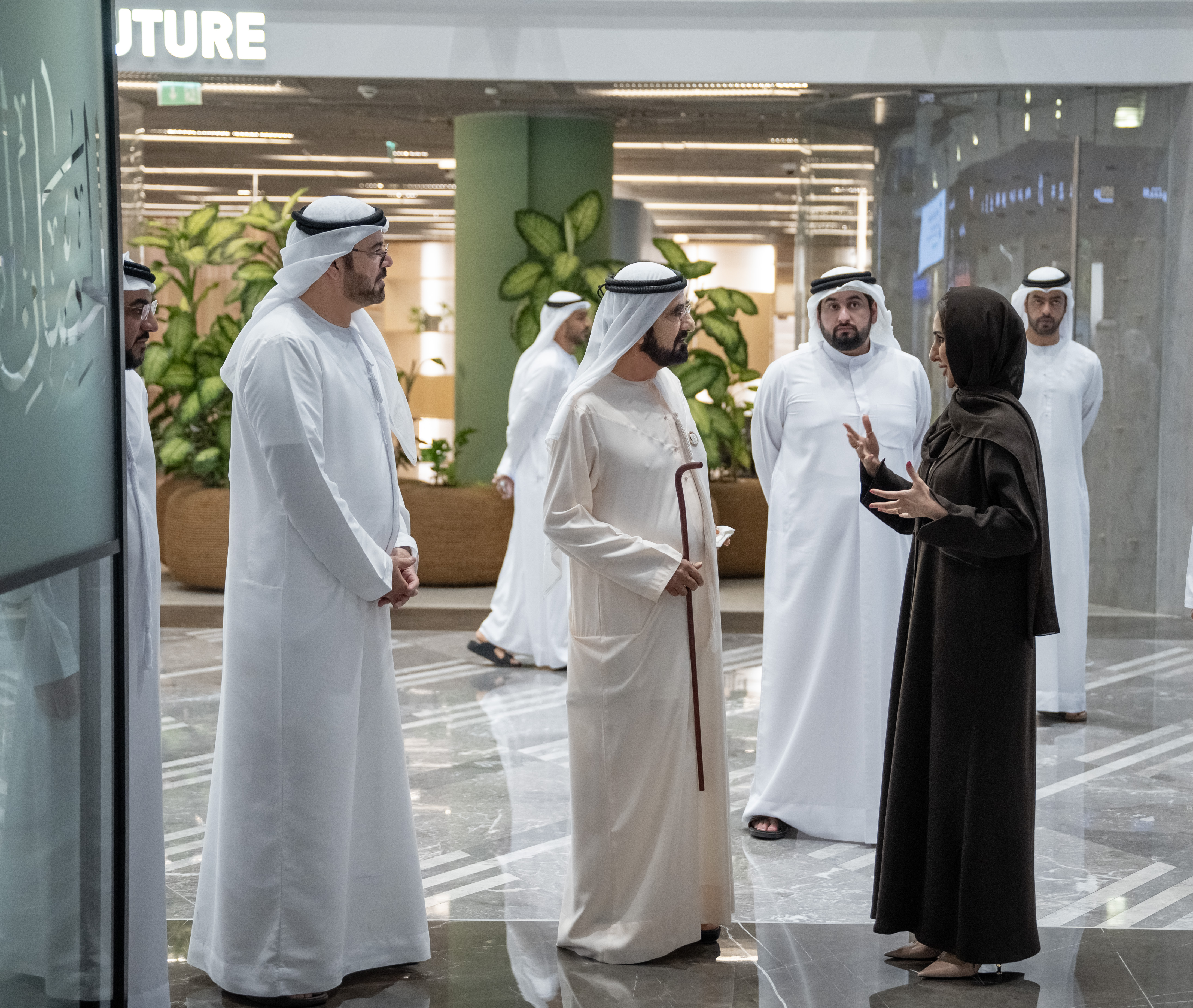  صاحب السمو الشيخ محمد بن راشد آل مكتوم - محمد بن راشد يزور أكاديمية الاقتصاد الجديد ويشهد جانباً من برنامج “الثقافة المالية للأسرة“