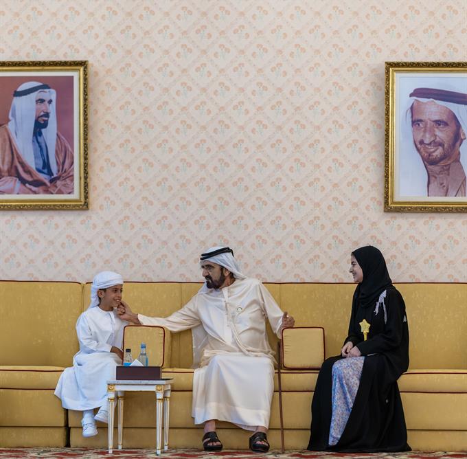  صاحب السمو الشيخ محمد بن راشد آل مكتوم - محمد بن راشد يلتقي جمعاً من أعيان البلاد ورجال الأعمال ومسؤولي الجهات والدوائر الحكومية