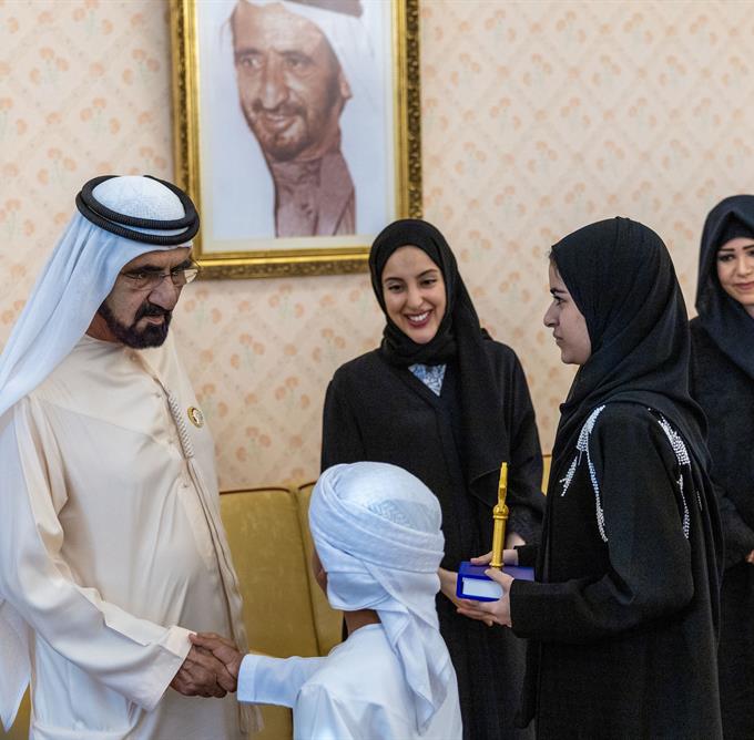  صاحب السمو الشيخ محمد بن راشد آل مكتوم - محمد بن راشد يلتقي جمعاً من أعيان البلاد ورجال الأعمال ومسؤولي الجهات والدوائر الحكومية