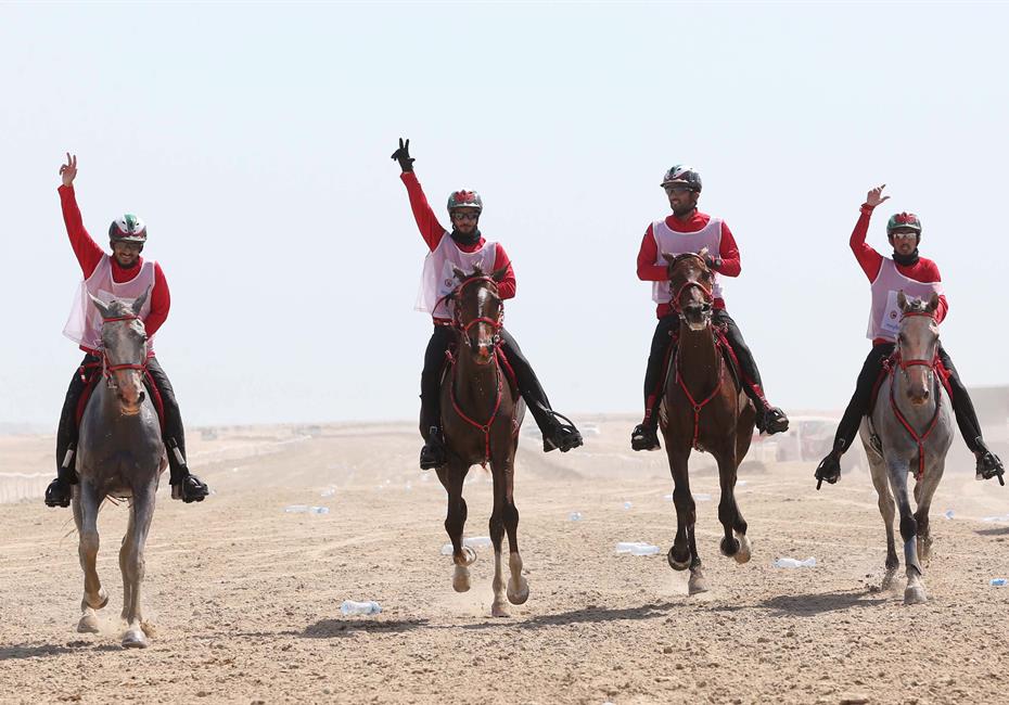  صاحب السمو الشيخ محمد بن راشد آل مكتوم-أخبار-محمد بن راشد وملك البحرين يشهدان تتويج حمد بن دلموك آل مكتوم بطلاً لسباق كأس الخليج للقدرة في البحرين