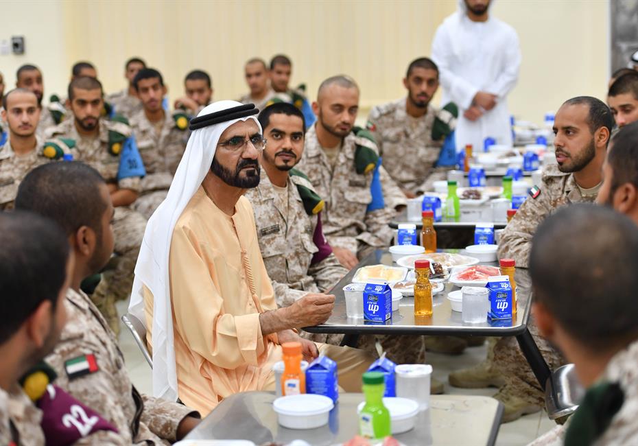  صاحب السمو الشيخ محمد بن راشد آل مكتوم-أخبار-محمد بن راشد يشارك مجندي الخدمة الوطنية طعام الإفطار