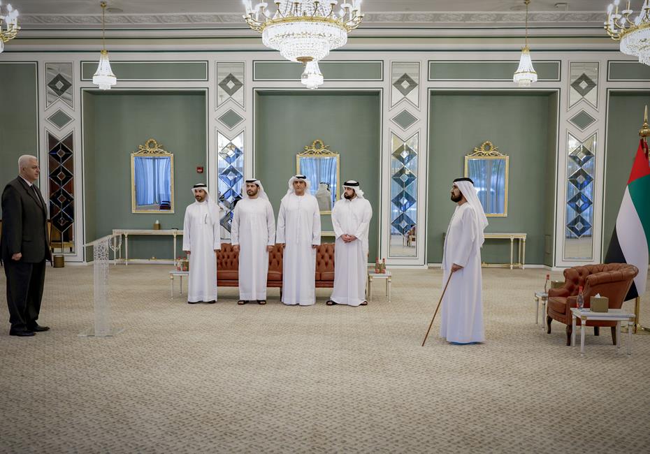  صاحب السمو الشيخ محمد بن راشد آل مكتوم-أخبار-أمام محمد بن راشد... خمسة مفتشين قضائيين جُدد يؤدون اليمين القانونية
