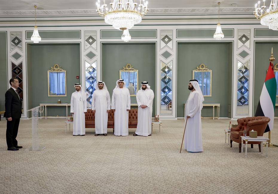  صاحب السمو الشيخ محمد بن راشد آل مكتوم-أخبار-أمام محمد بن راشد... خمسة مفتشين قضائيين جُدد يؤدون اليمين القانونية