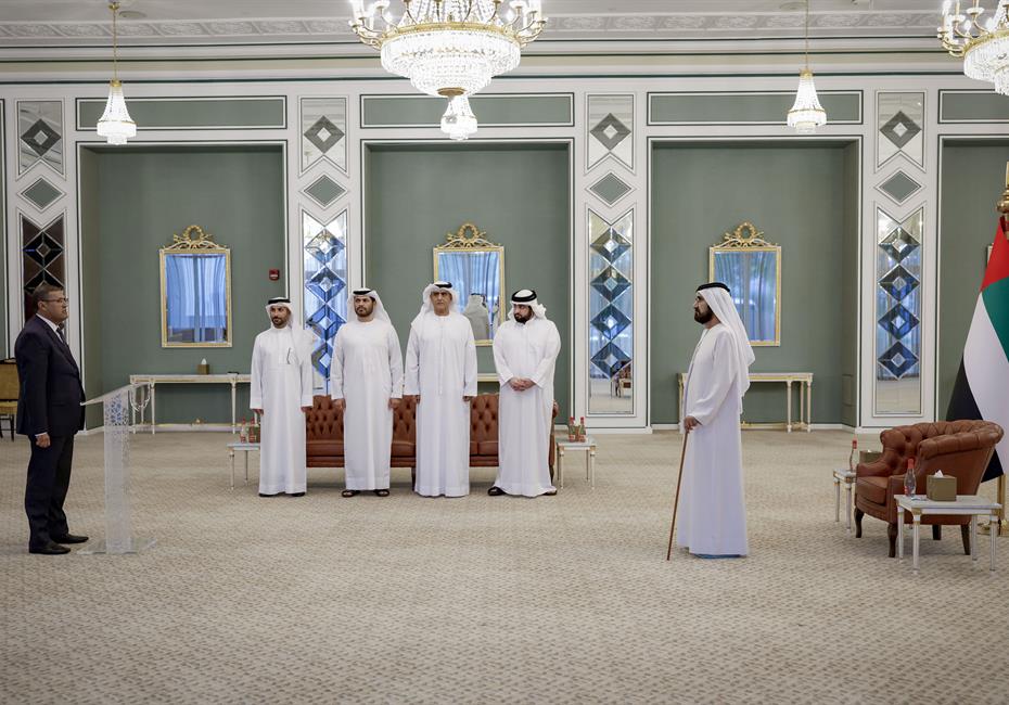  صاحب السمو الشيخ محمد بن راشد آل مكتوم-أخبار-أمام محمد بن راشد... خمسة مفتشين قضائيين جُدد يؤدون اليمين القانونية