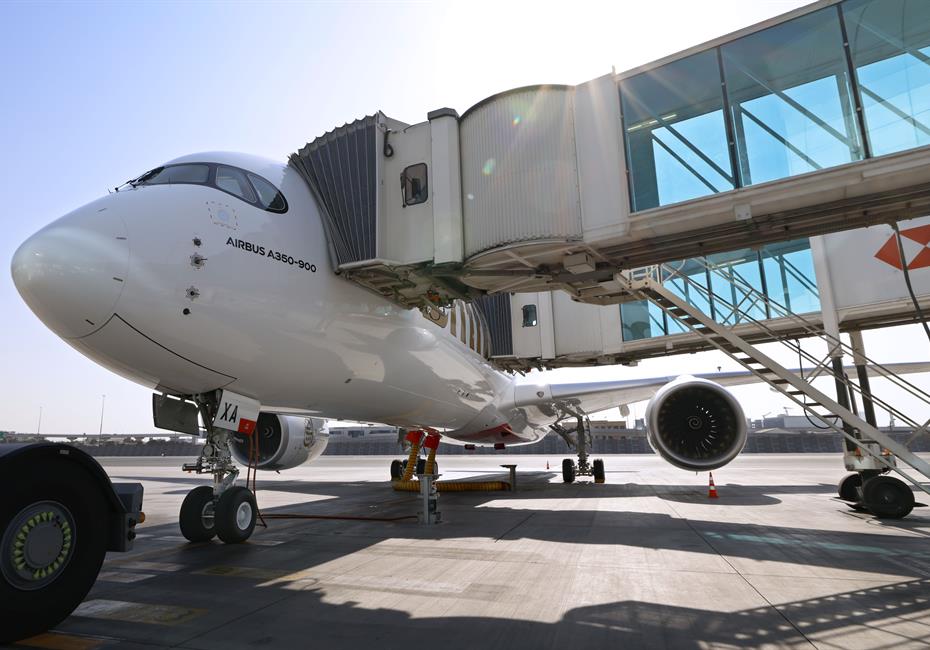 His Highness Sheikh Mohammed bin Rashid Al Maktoum-News-Mohammed bin Rashid reviews Emirates’ new A350 at Dubai International Airport