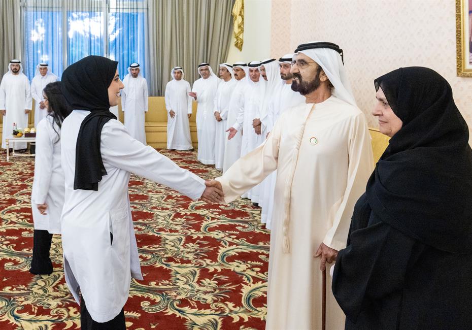  صاحب السمو الشيخ محمد بن راشد آل مكتوم-أخبار-محمد بن راشد يلتقي أوائل خريجي جامعة محمد بن راشد للطب والعلوم الصحية