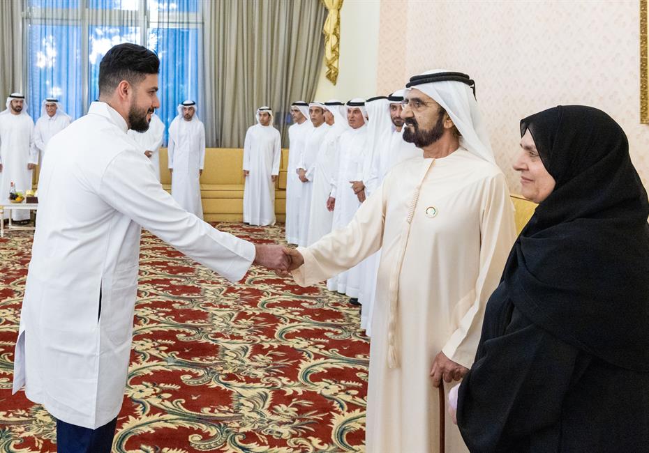  صاحب السمو الشيخ محمد بن راشد آل مكتوم-أخبار-محمد بن راشد يلتقي أوائل خريجي جامعة محمد بن راشد للطب والعلوم الصحية
