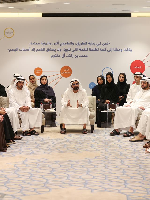  صاحب السمو الشيخ محمد بن راشد آل مكتوم -  - محمد بن راشد يؤكد أن الوظيفة الحكومية حياة كاملة في خدمة الناس