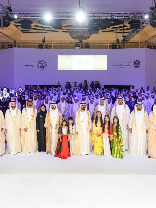  صاحب السمو الشيخ محمد بن راشد آل مكتوم -  - محمد بن راشد يكرم إنجازات الوطن في أوائل الإمارات