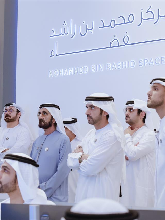  صاحب السمو الشيخ محمد بن راشد آل مكتوم -  - محمد بن راشد يزور غرفة التحكم الرئيسية بمركز الفضاء بالخوانيج
