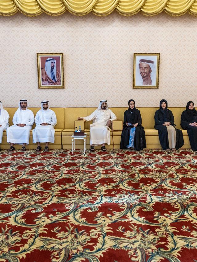  صاحب السمو الشيخ محمد بن راشد آل مكتوم -  - محمد بن راشد يلتقي جمعاً من أعيان البلاد ورجال الأعمال ومسؤولي الجهات والدوائر الحكومية