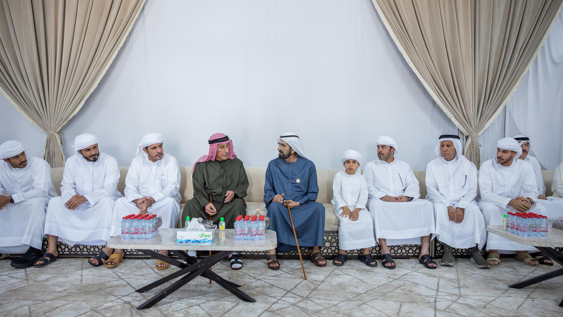 محمد بن راشد يقدم واجب العزاء في وفاة حسين الأحبابي
