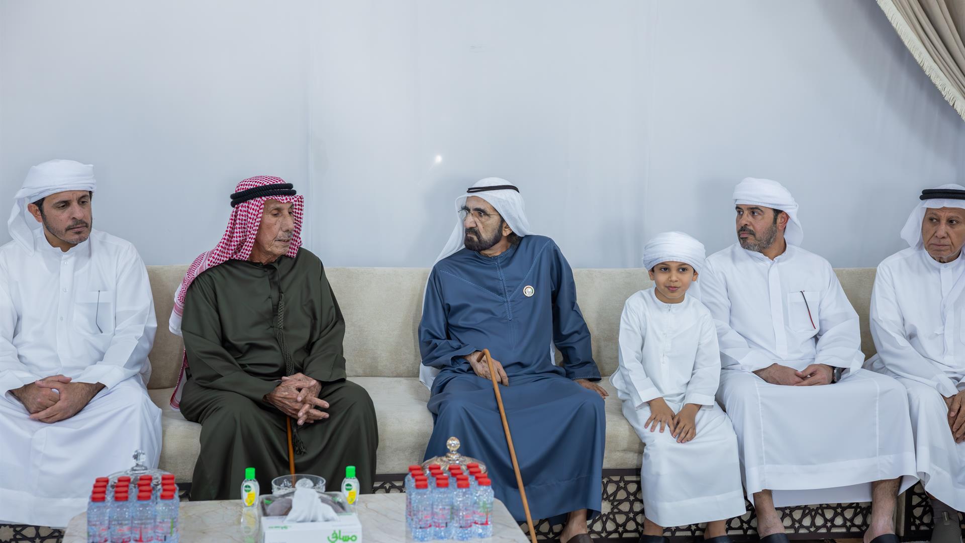 محمد بن راشد يقدم واجب العزاء في وفاة حسين الأحبابي