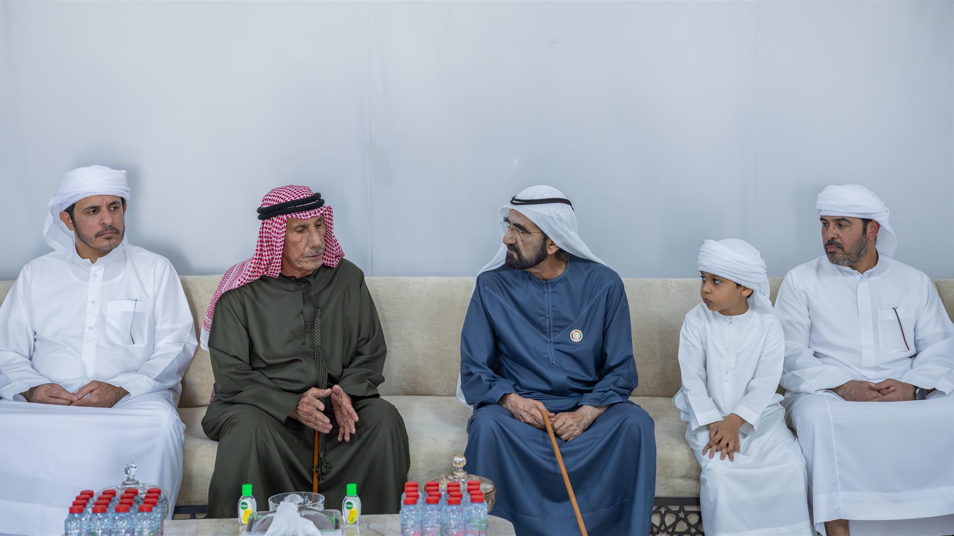 محمد بن راشد يقدم واجب العزاء في وفاة حسين الأحبابي