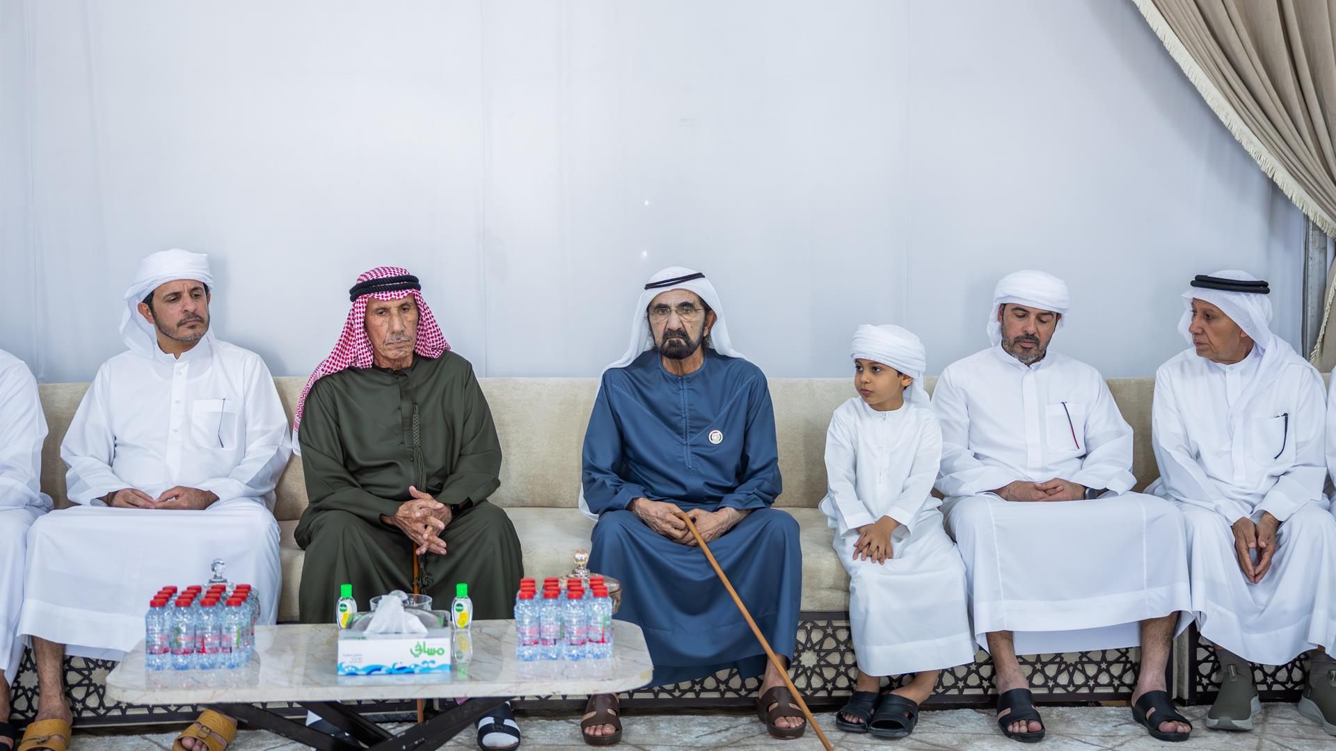محمد بن راشد يقدم واجب العزاء في وفاة حسين الأحبابي