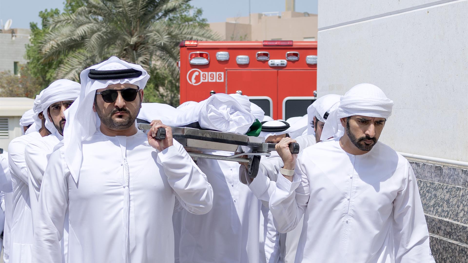 محمد بن راشد يؤدي صلاة الجنازة على جثمان أحمد بن راشد