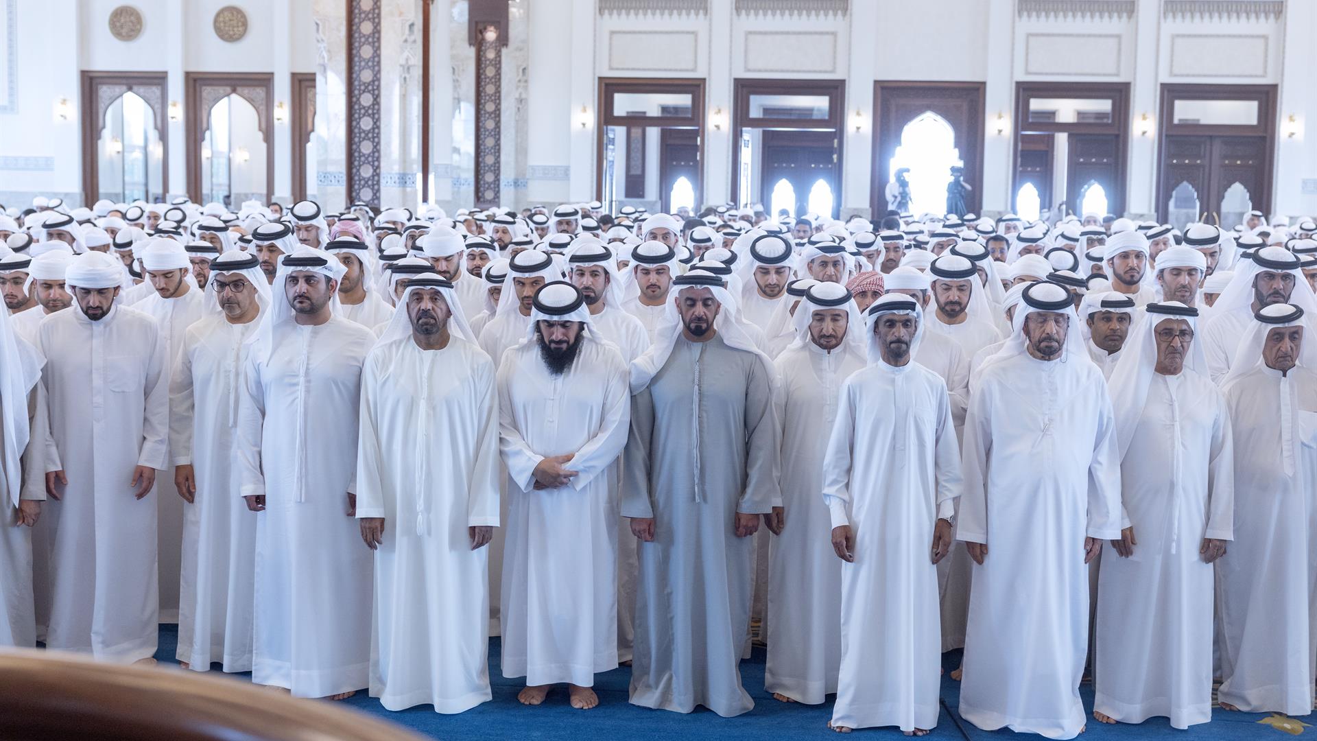 محمد بن راشد يؤدي صلاة الجنازة على جثمان أحمد بن راشد