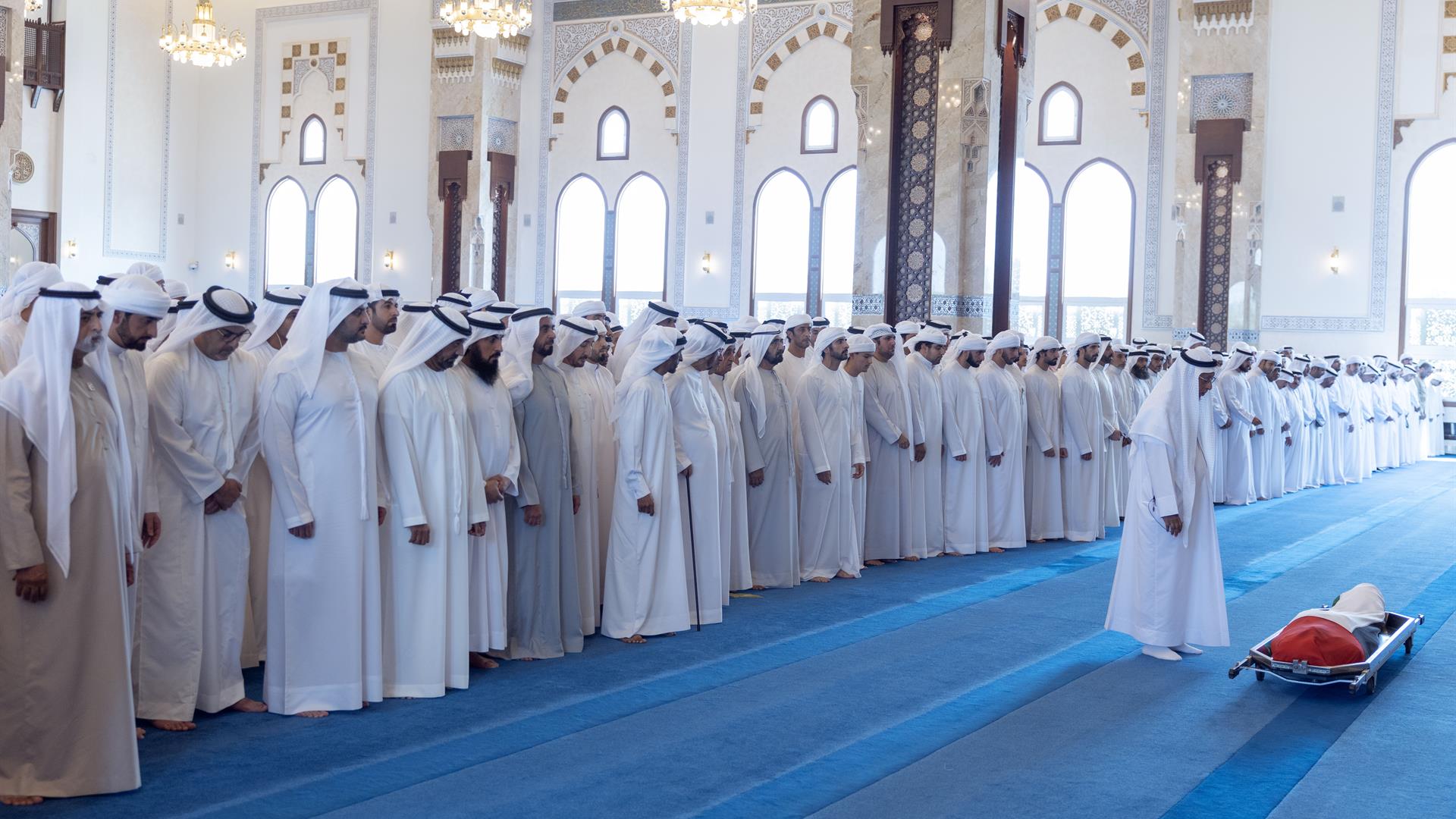 محمد بن راشد يؤدي صلاة الجنازة على جثمان أحمد بن راشد