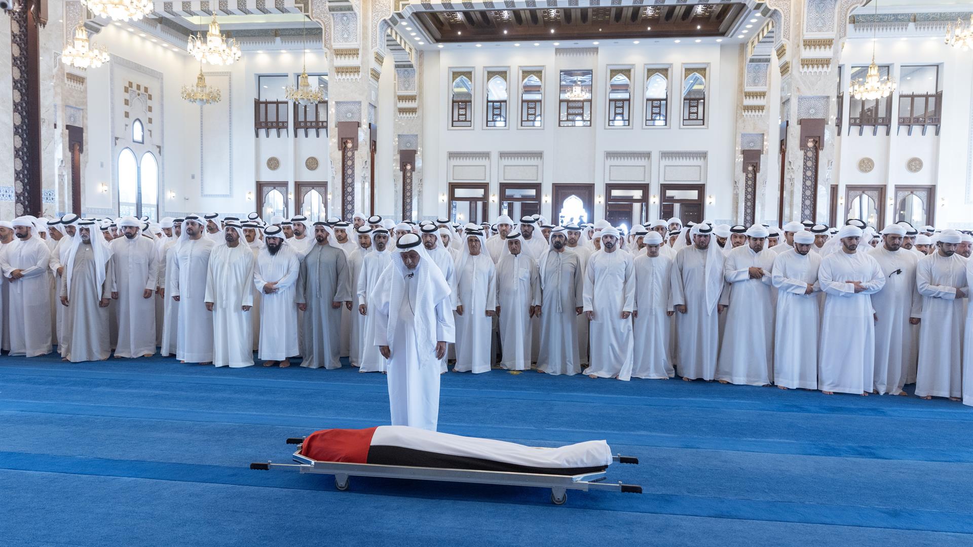 محمد بن راشد يؤدي صلاة الجنازة على جثمان أحمد بن راشد
