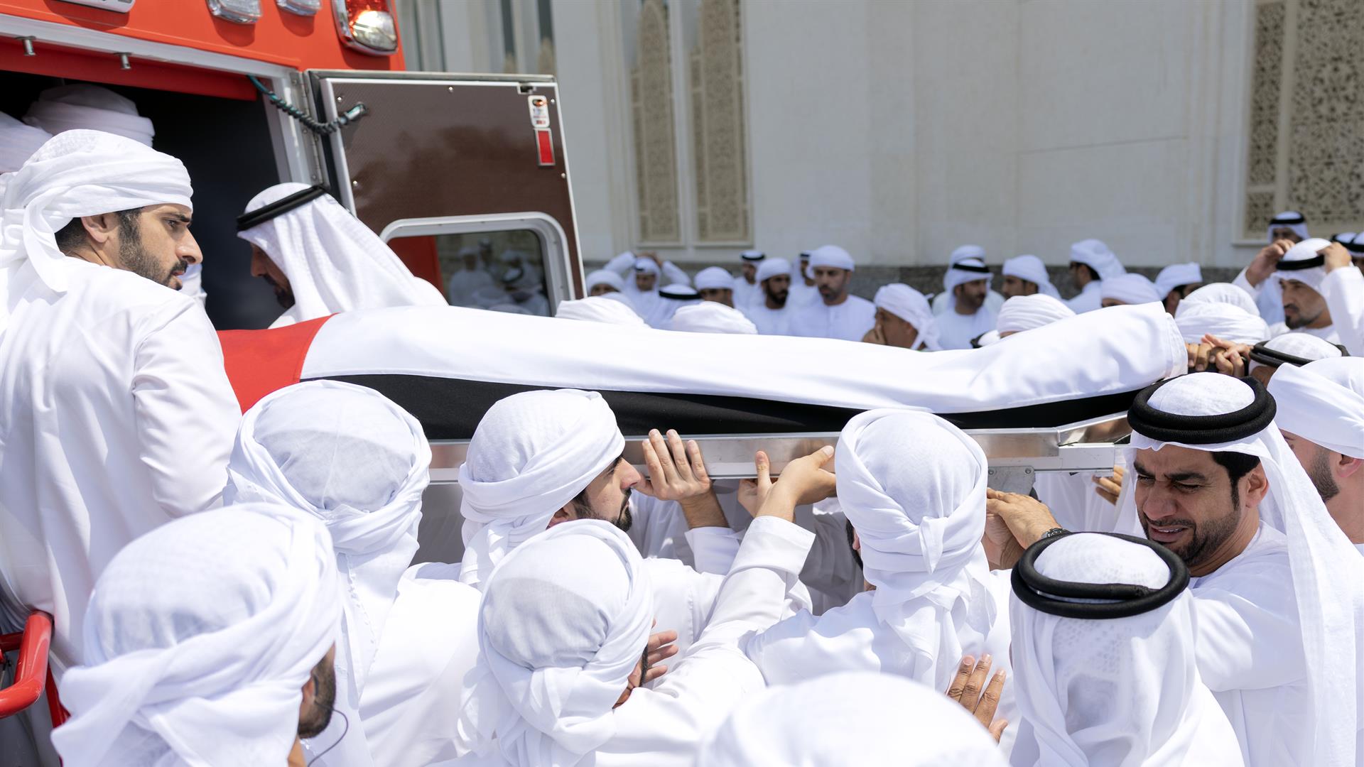 محمد بن راشد يؤدي صلاة الجنازة على جثمان أحمد بن راشد