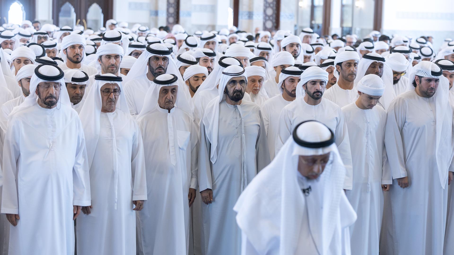 محمد بن راشد يؤدي صلاة الجنازة على جثمان أحمد بن راشد